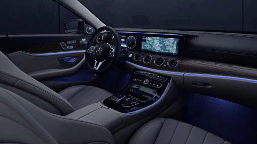 The image shows the cockpit with steering wheel in the A-Class.