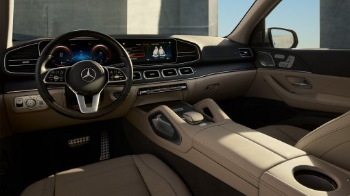 The image shows the cockpit with steering wheel in the A-Class.